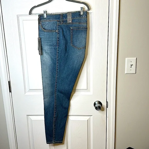 Don’t miss OUT 👀! NWT - fresh pair of skinny 👖 anyone? These are premium ultra - Picture 3 of 16